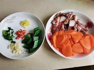 香脆下饭的胡萝卜炒腊肉的做法 步骤1
