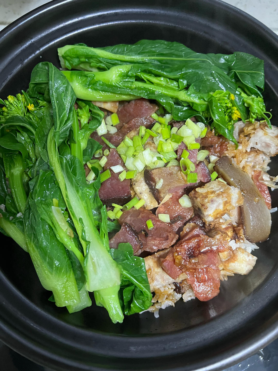 保姆级的「腊味煲仔饭2.0」加强版来了，地道老广味～