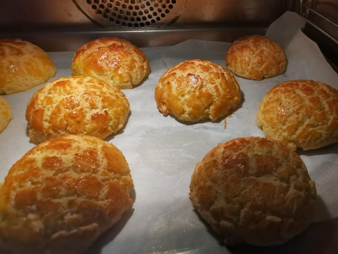 好吃到炸裂的港式菠萝包（附带制作酥皮的小视频）
