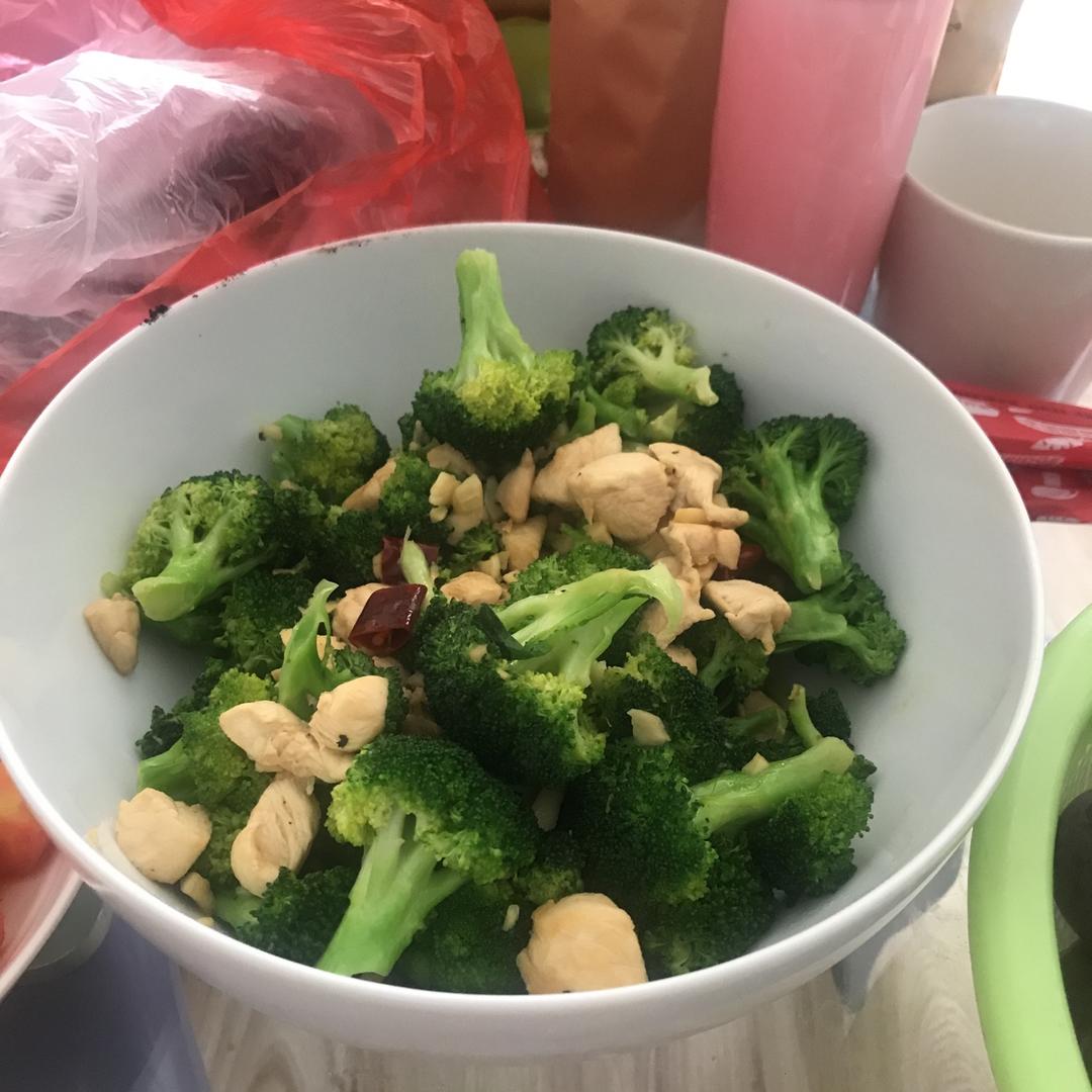 减脂增肌食谱——美味西兰花炒鸡胸肉