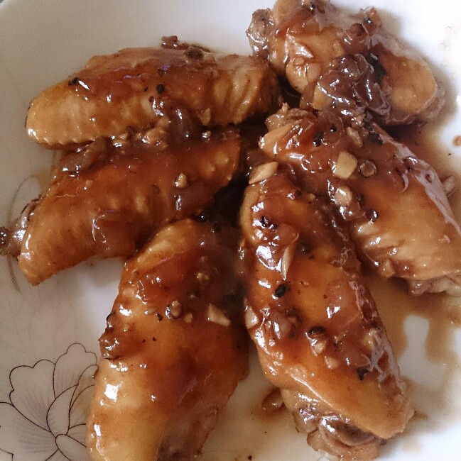 就知道吃吃吃喝喝喝喝做的黑椒汁煎鸡翅