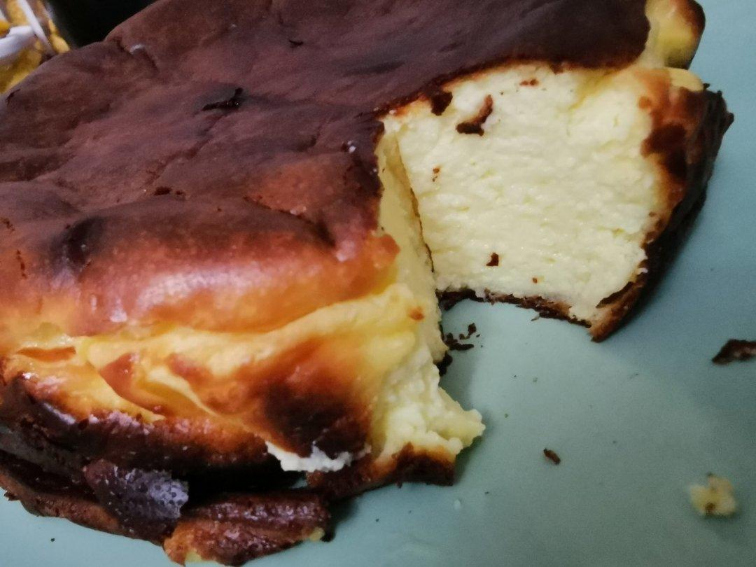 听说最近流行看起来像烤糊一样的巴斯克芝士蛋糕