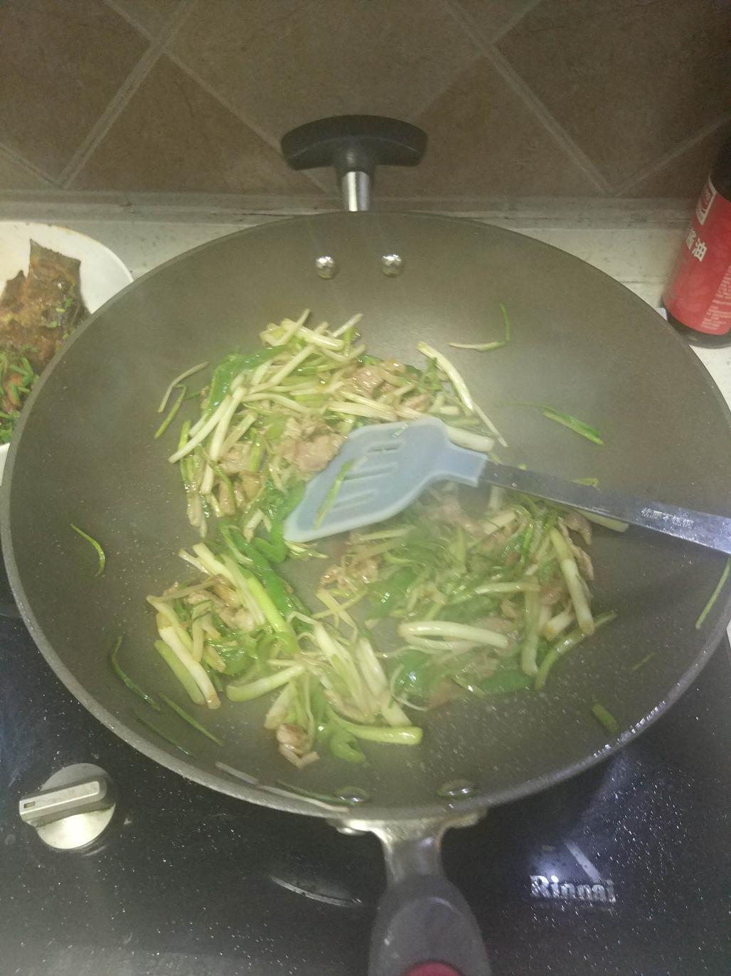 芹芽炒肉丝的做法