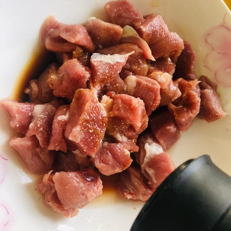 菠萝炒里脊肉的做法 步骤2