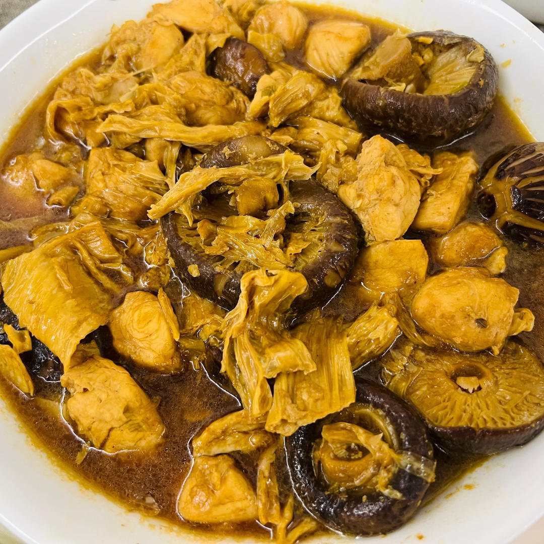 十几年不吃鸡肉的人吃了一盘子的小鸡炖香菇