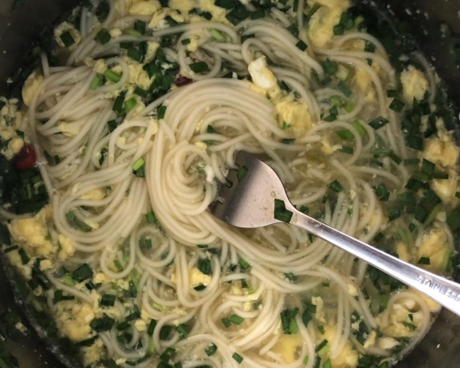 韭菜鸡蛋捞面的做法