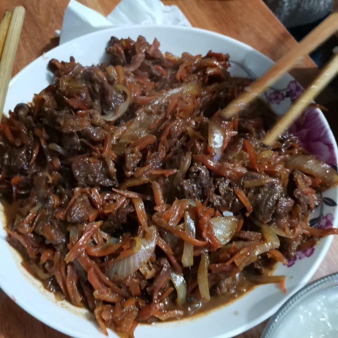 洋葱胡萝卜牛肉盖浇饭