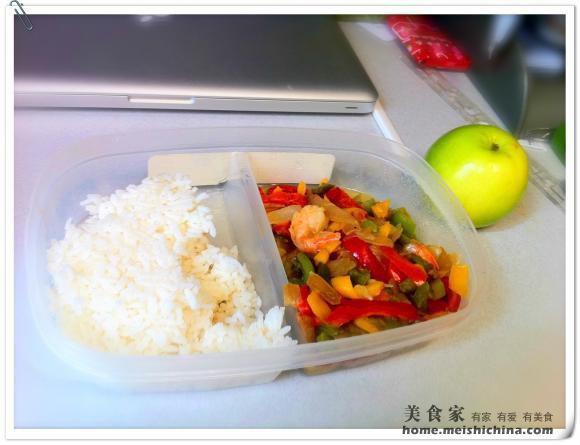 留学生的午餐饭盒-- 简单美味时蔬虾仁的做法
