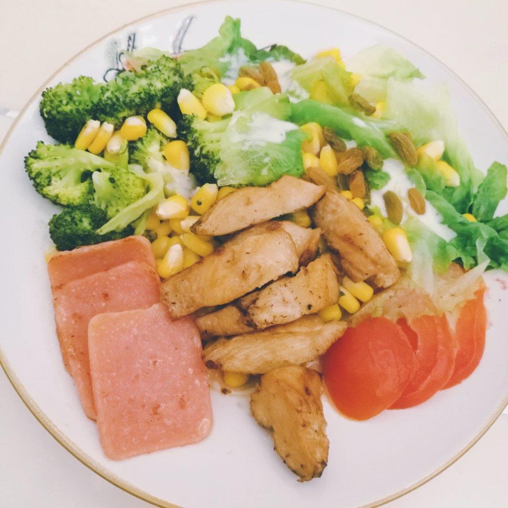 鸡胸肉蔬菜色拉