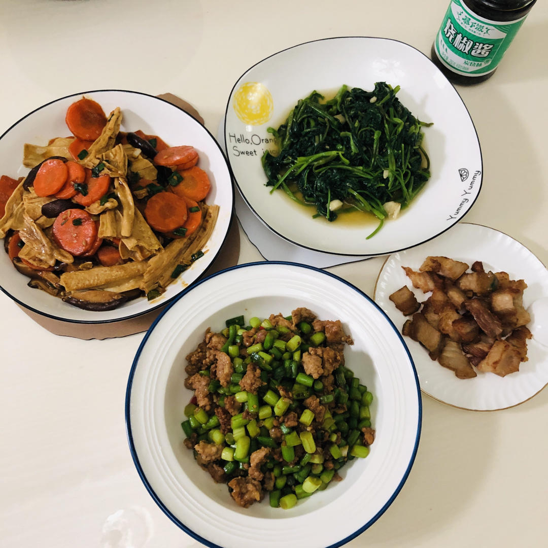 简单又好吃，米饭杀手！香菇胡萝卜炒腐竹