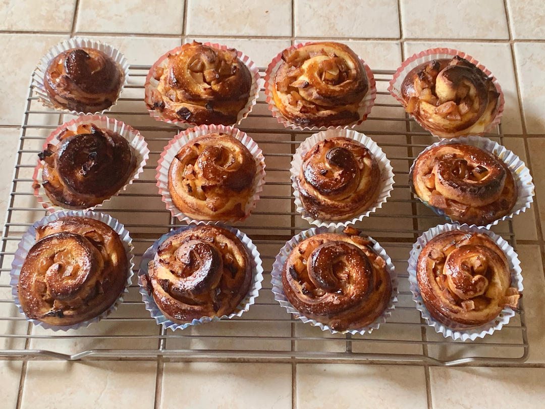 寒冷的冬天，来个「焦糖苹果肉桂卷」吧！