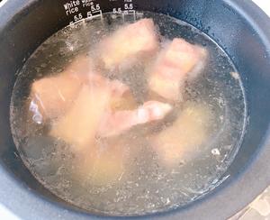 韩国泡菜锅泡菜排骨锅（喇喇脊骨锅样）的做法 步骤1