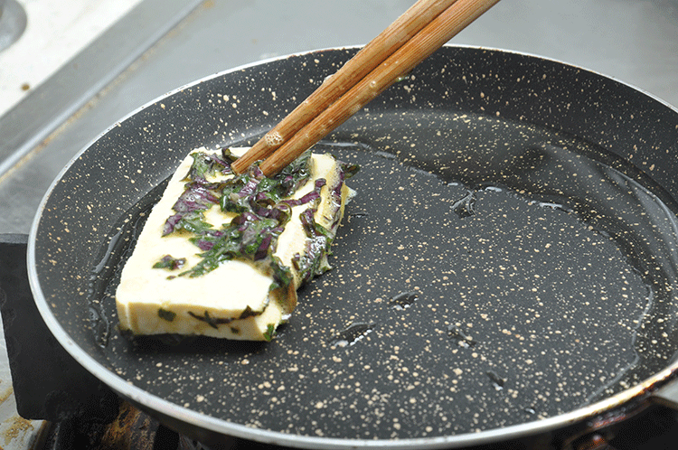 紫苏煎豆腐的做法 步骤9
