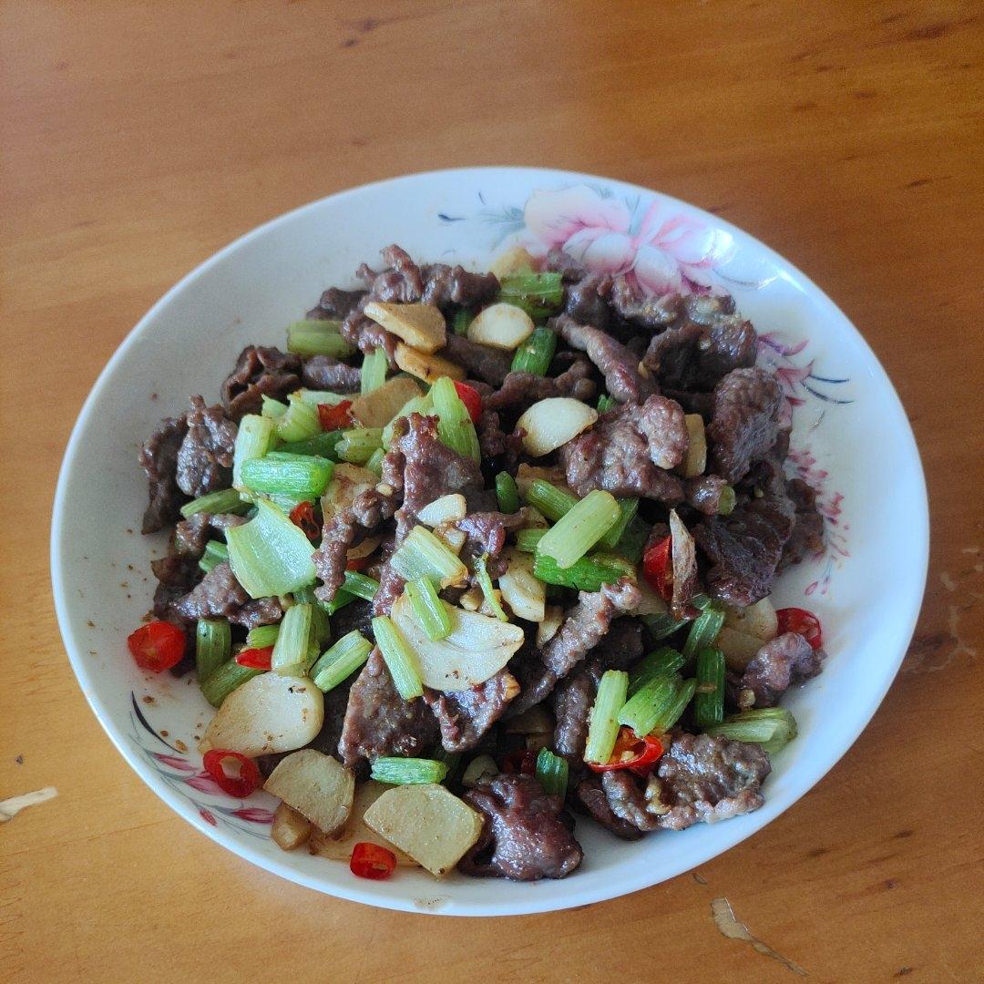 好吃到邻居敲门蹭饭的芹菜炒牛肉！