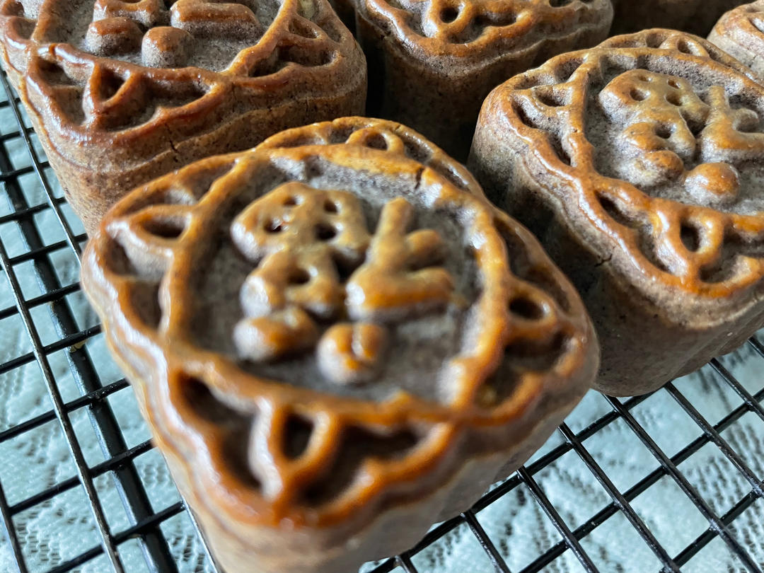免刷金粉的黑米月饼｜附甜而不腻的椰蓉蔓越莓馅料