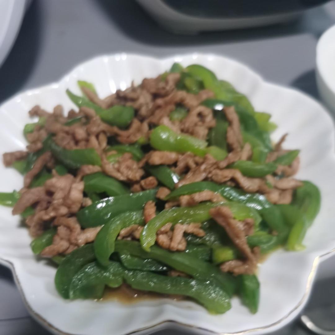 青椒肉丝，这样炒太好吃了。