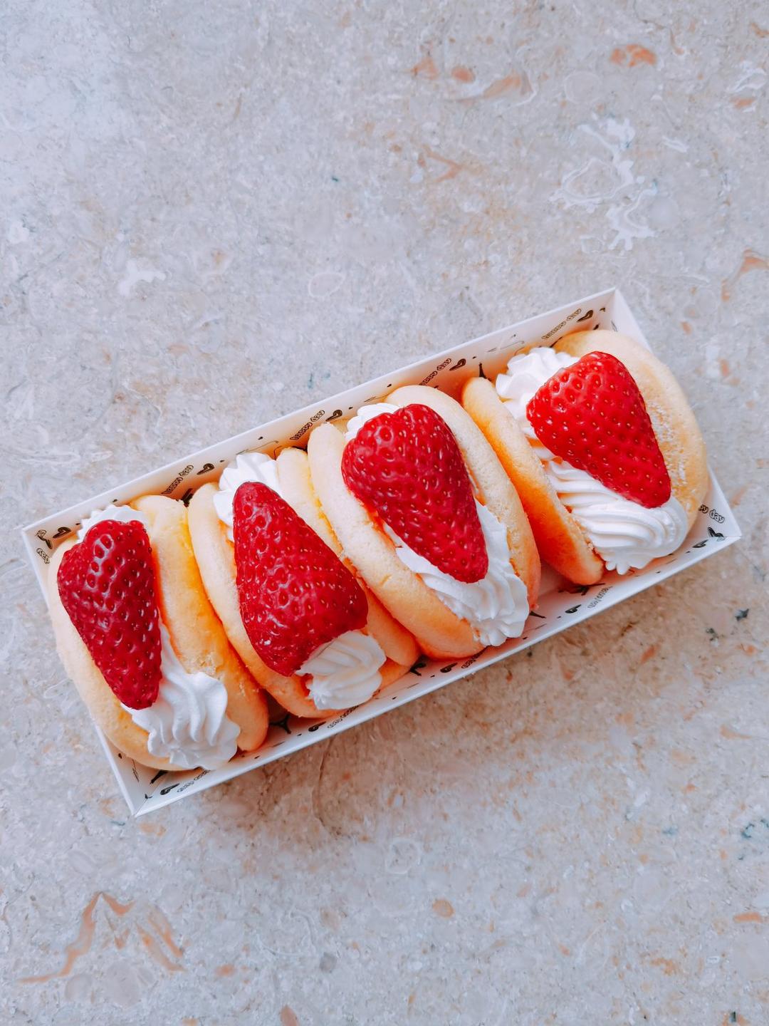 草莓抱抱蛋糕卷,附上详细花边挤法