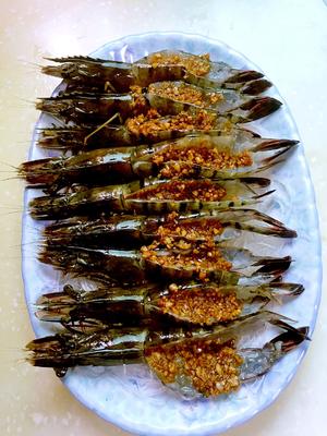 蒜蓉蒸斑节虾的做法 步骤3