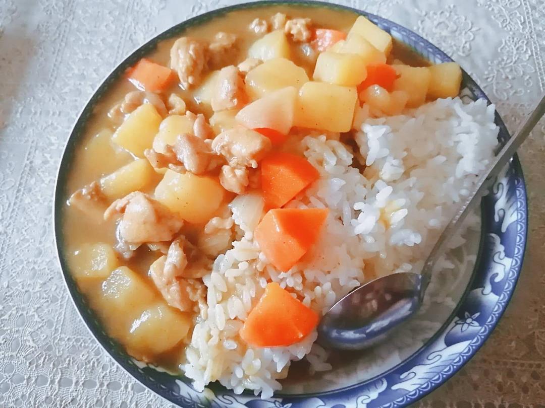敲好吃的咖喱鸡腿盖浇饭