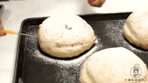 予你不藏私的关怀：红糖桂圆面包的做法 步骤17