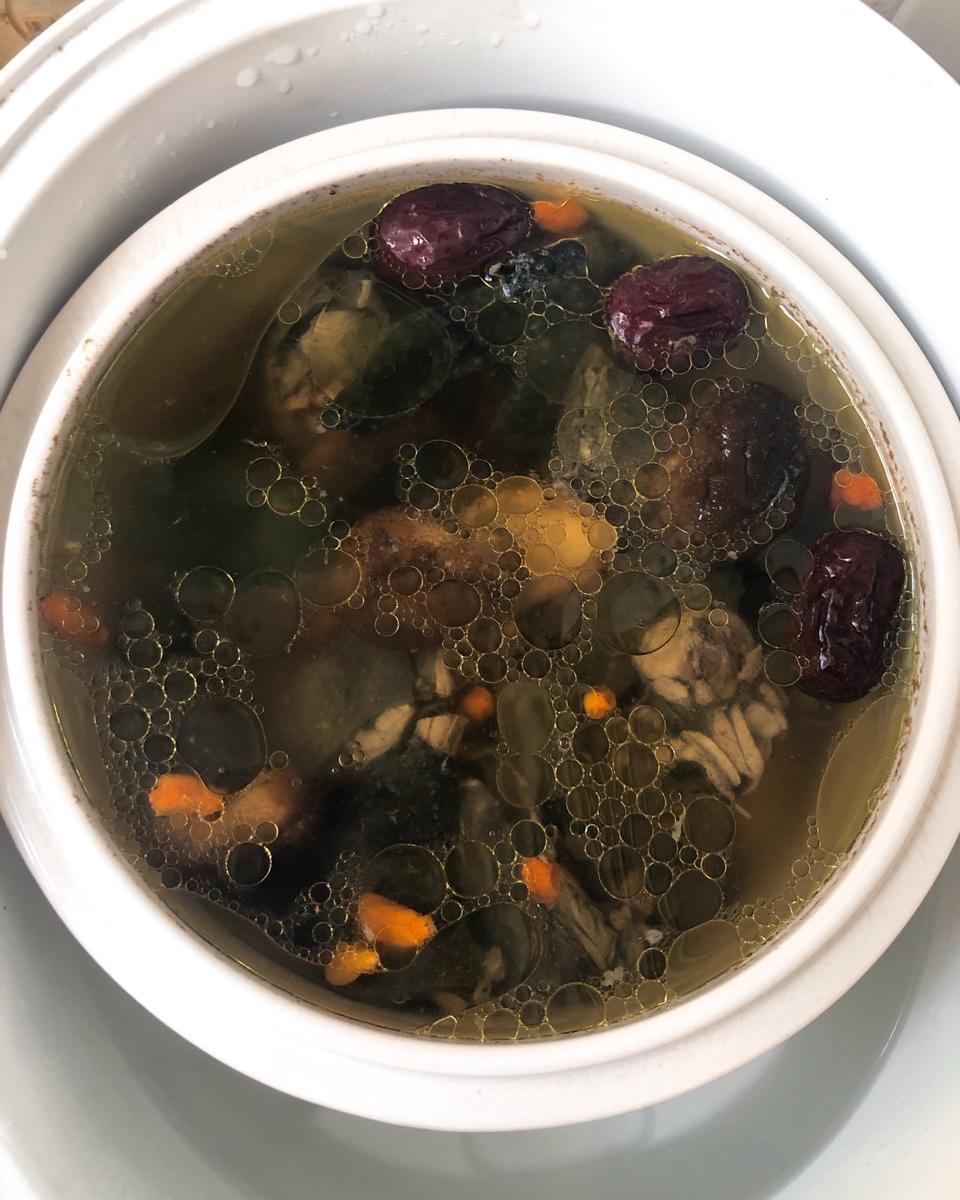 枸杞红枣乌鸡汤