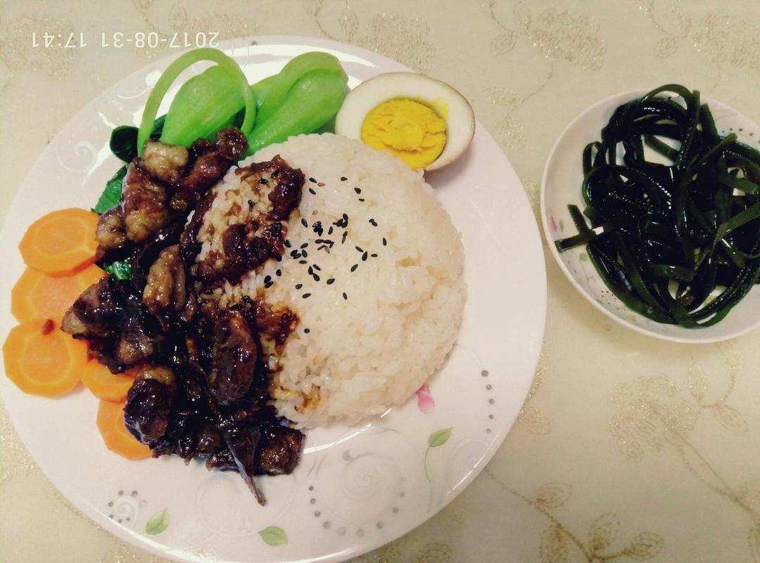 美味卤肉饭配酸菜