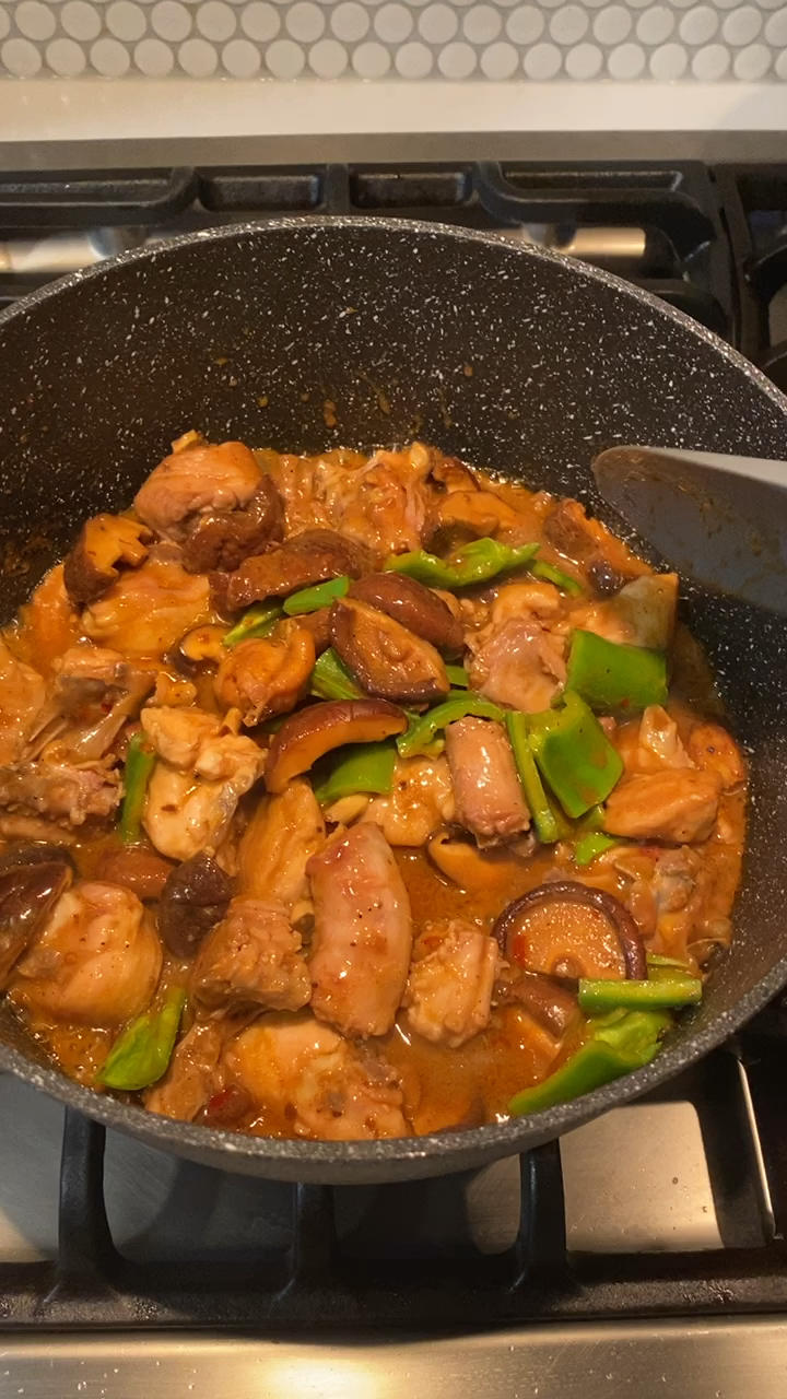 香气火爆口感滑嫩的啫啫滑鸡煲