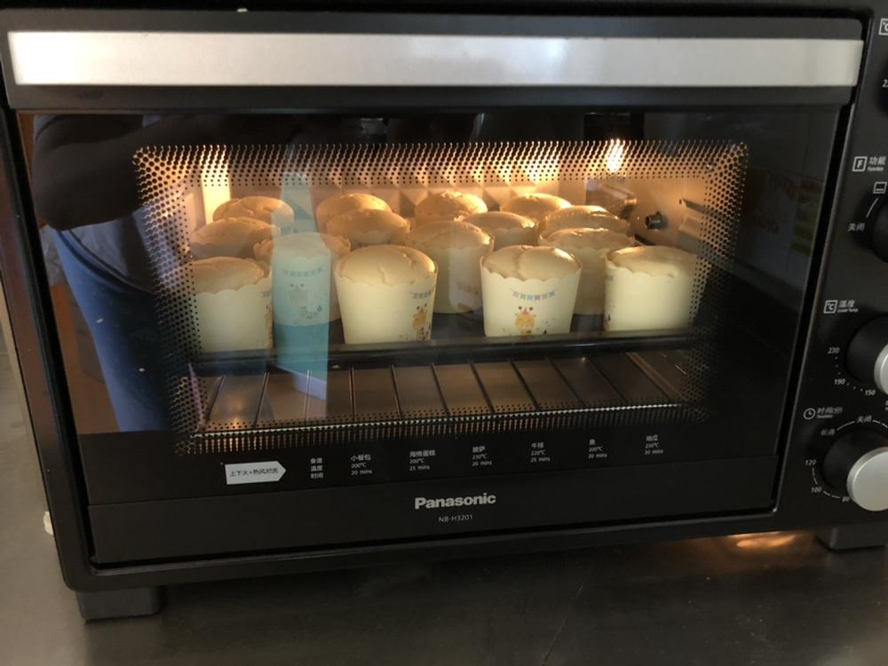 戚风杯子蛋糕^_^不开裂不回缩喔～