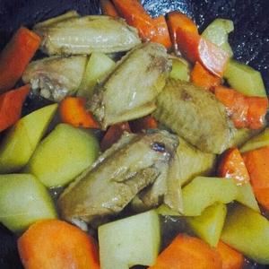 土豆胡萝卜炖鸡翅的做法 步骤3
