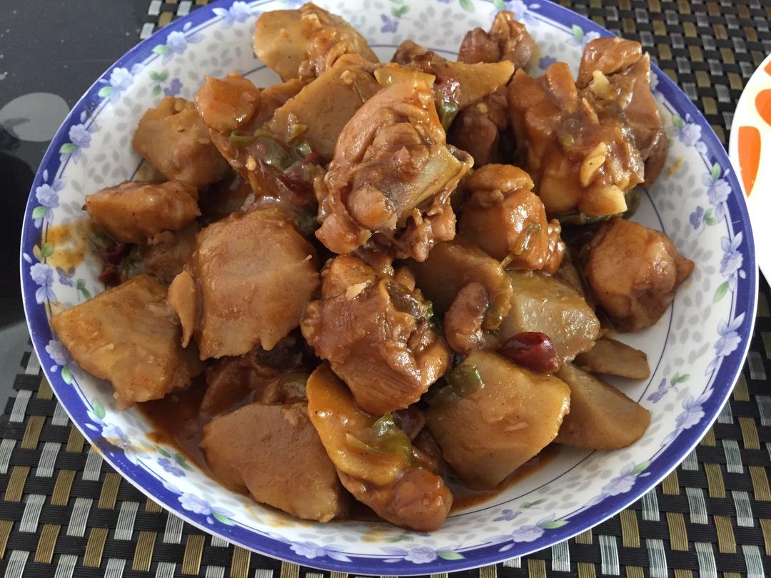 芋头炖鸡肉的做法