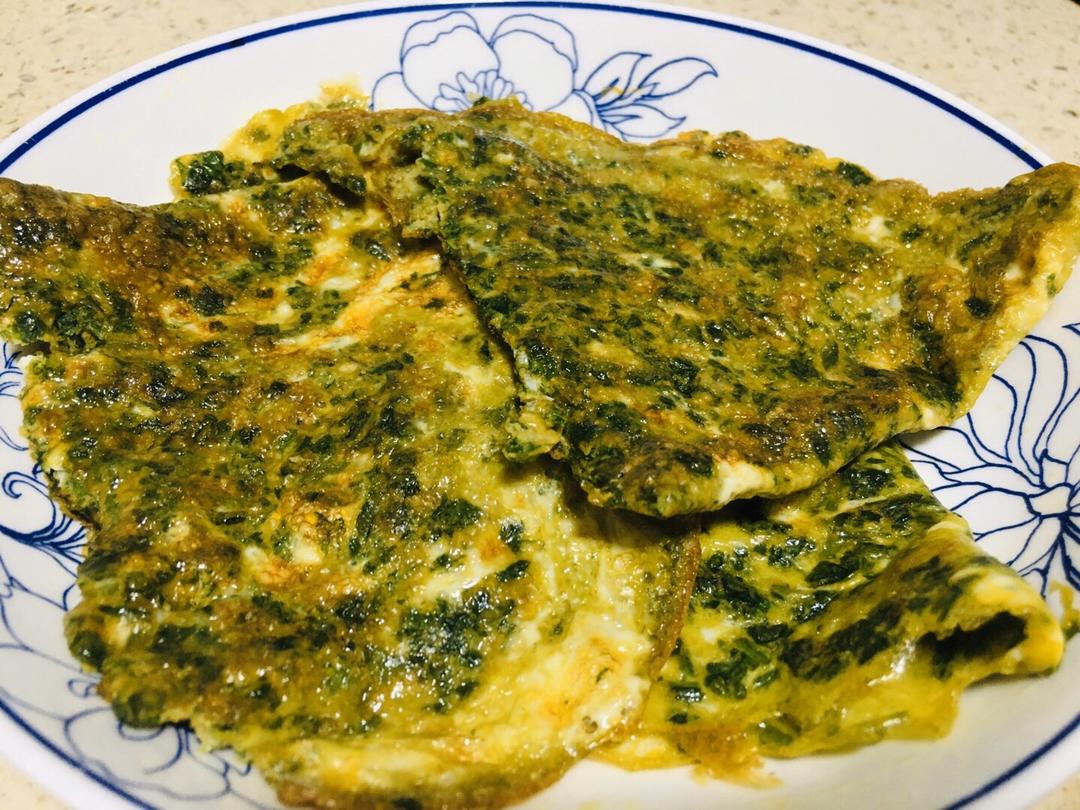 新鲜艾叶洗干净2.剁成91泥3.和鸡蛋和在一起,加适量盐4.小火煎5.