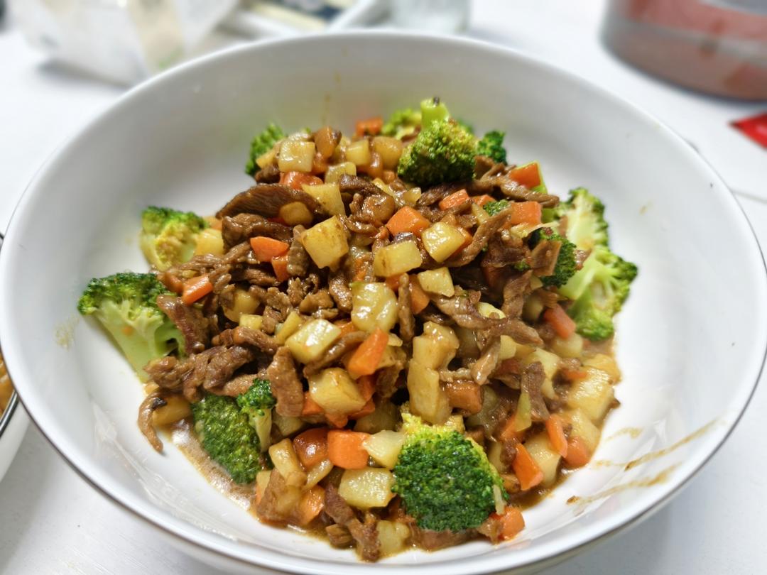 土豆燉牛肉之饭扫光，这样做也太香了吧，还没出锅已是浓香四溢了