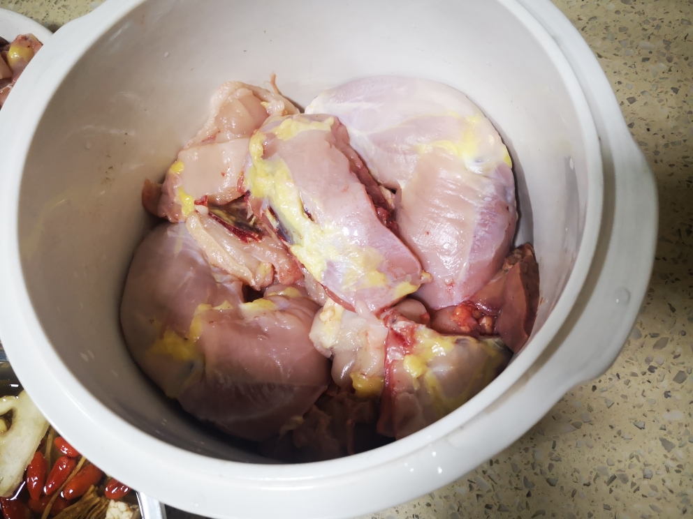 鲜甜美味的“药材鸡”冬春交接时节最适宜食用的做法 步骤1