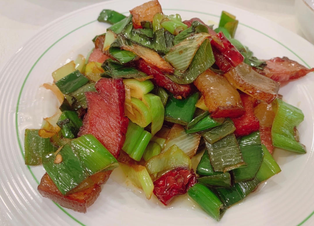 最具人间烟火气的大蒜辣椒炒湖南腊肉