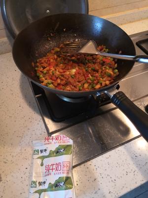 光波炉版番茄肉酱芝士焗饭的做法 步骤3