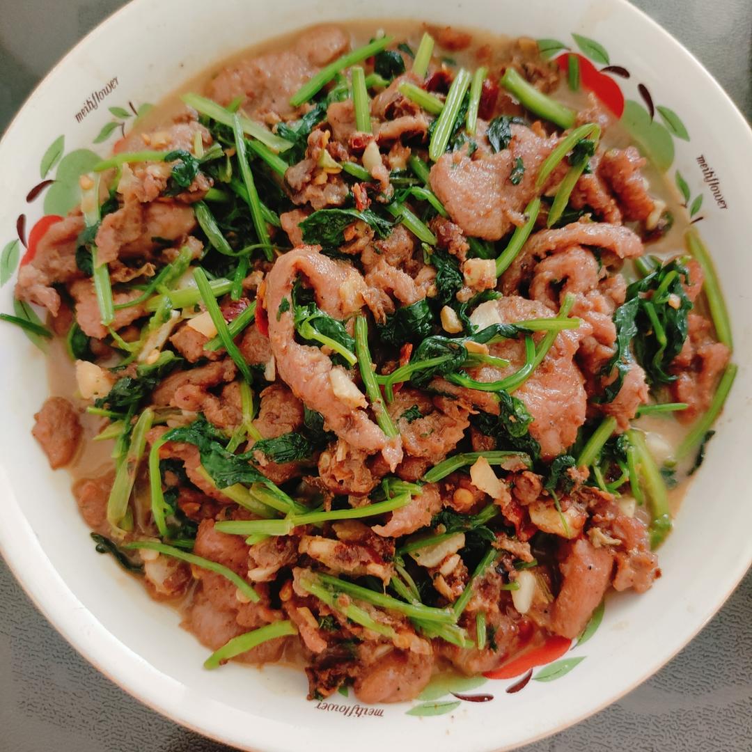 香菜炒牛肉，香辣下饭，爱吃香菜的朋友看过来，拌饭绝了