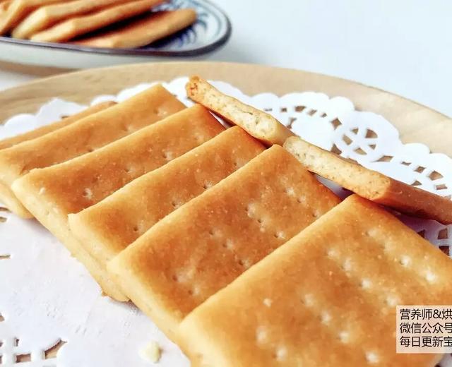 宝宝辅食：宝宝版原味苏打饼干—谁说，松脆的饼干一定要加黄油和泡打粉！的做法