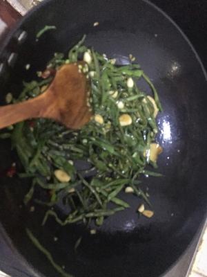 微微辣的尖椒清炒梅豆的做法 步骤4