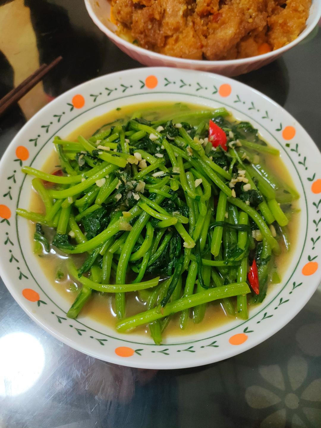 炒茼蒿（零失败巨好吃的快手菜）