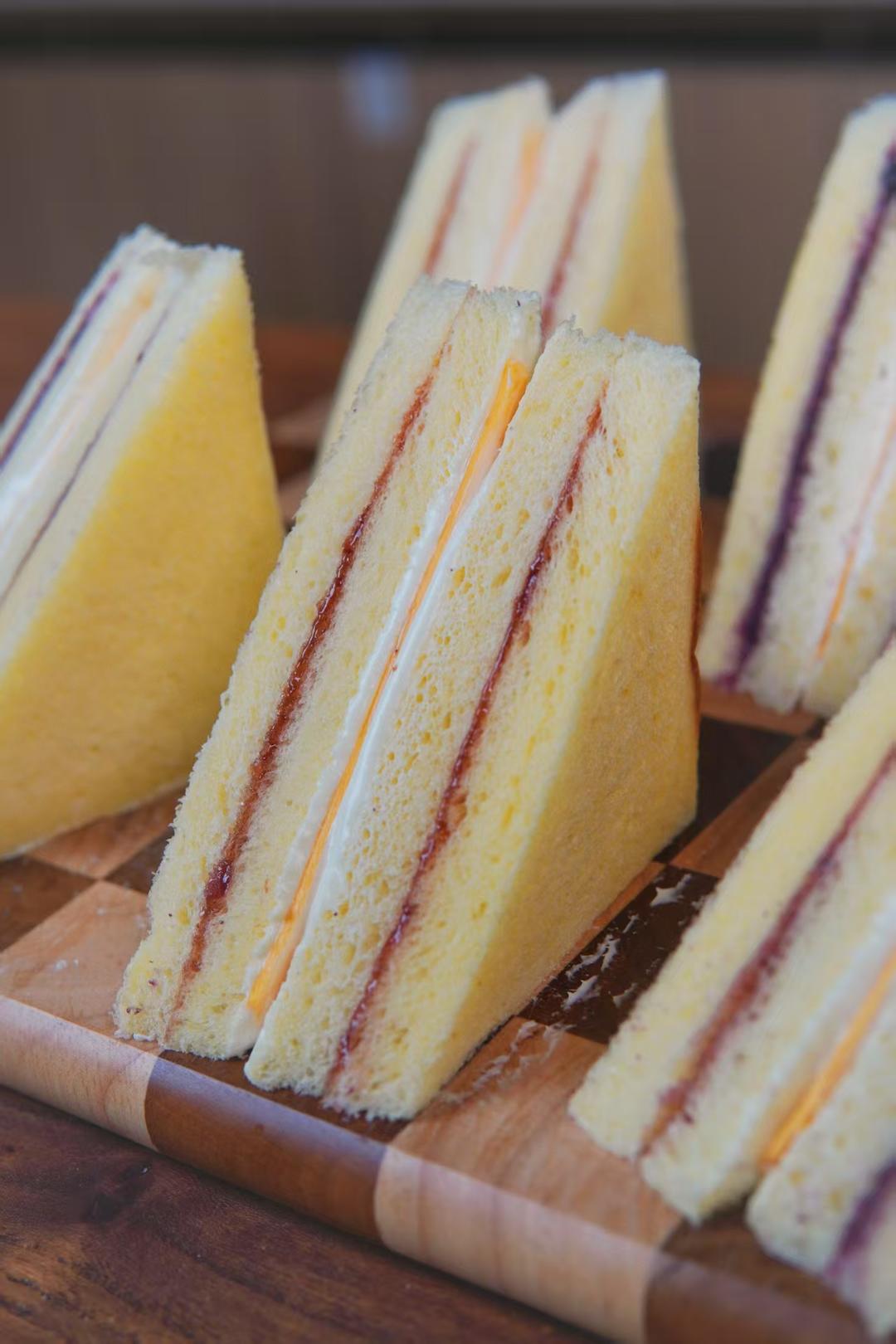 复刻平平无奇但超火的「洪瑞珍草莓起司三明治」