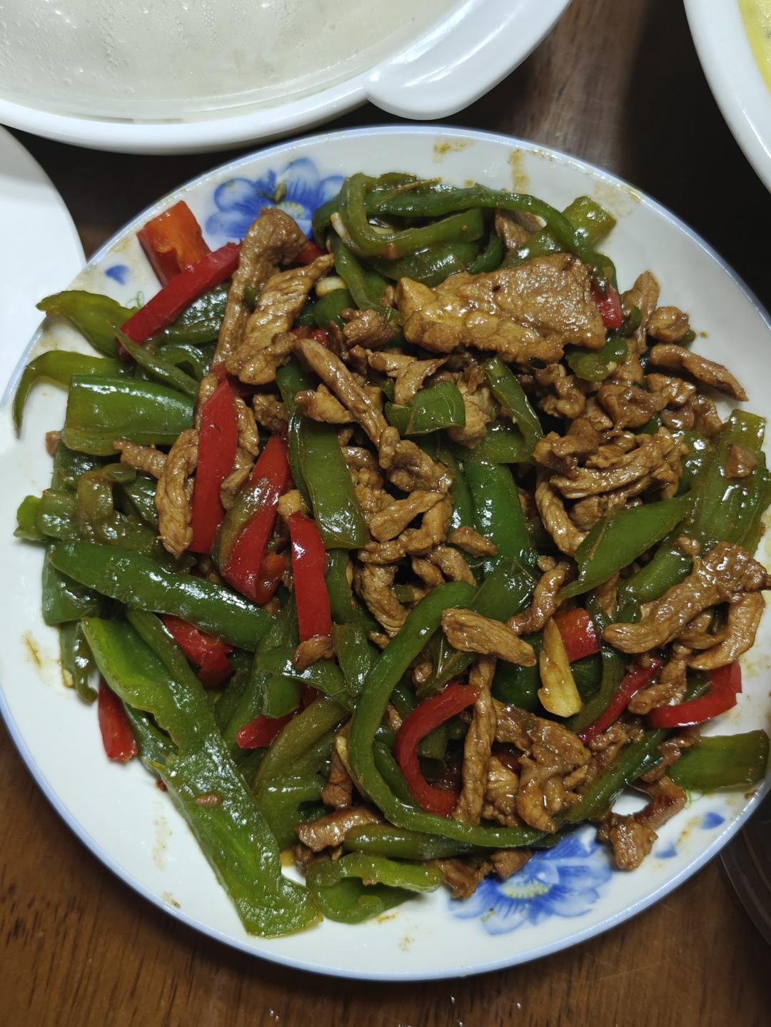 青椒肉丝，这样炒太好吃了。