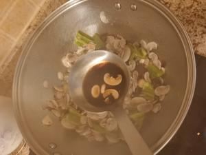 素炒鲜口蘑（白蘑菇），快手家常菜的做法 步骤7