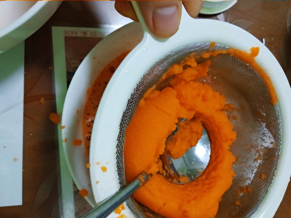 胡萝卜汁+胡萝卜饼的做法 步骤3