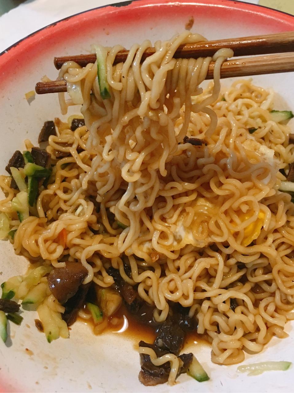 酱鸡蛋拌面