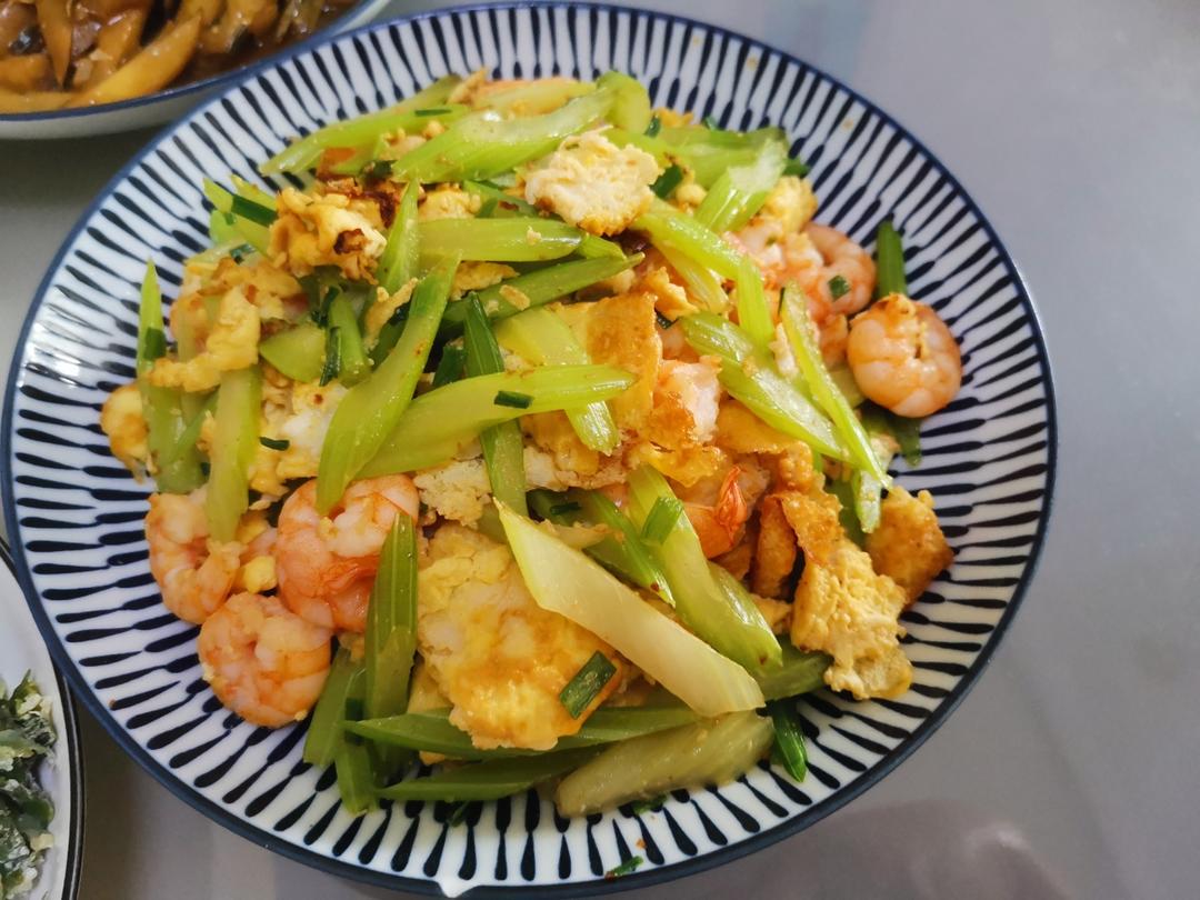 超级嫩的西芹吃法（西芹虾仁），小朋友也可以吃很多