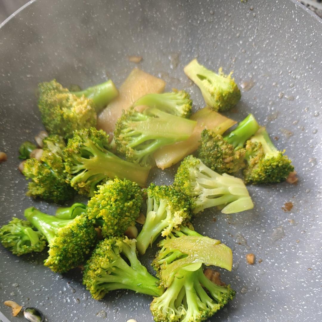清炒西蓝花，口味清淡，营养价值高