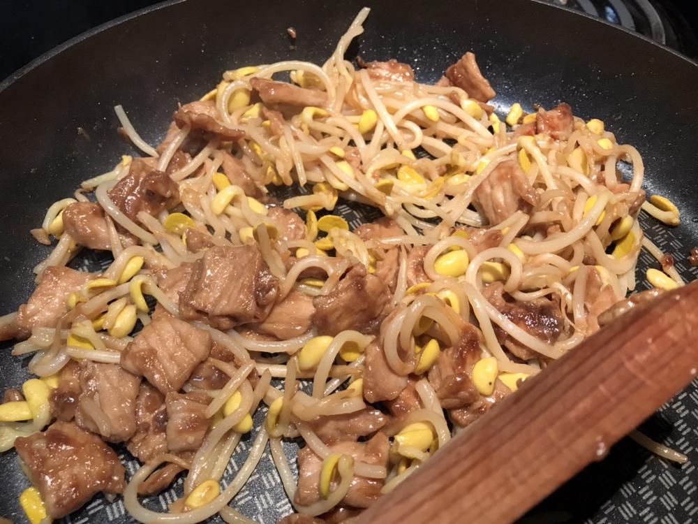 绿豆芽炒肉