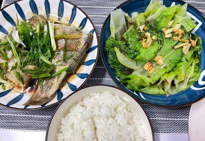 清蒸鲈鱼➕酱油生菜的做法