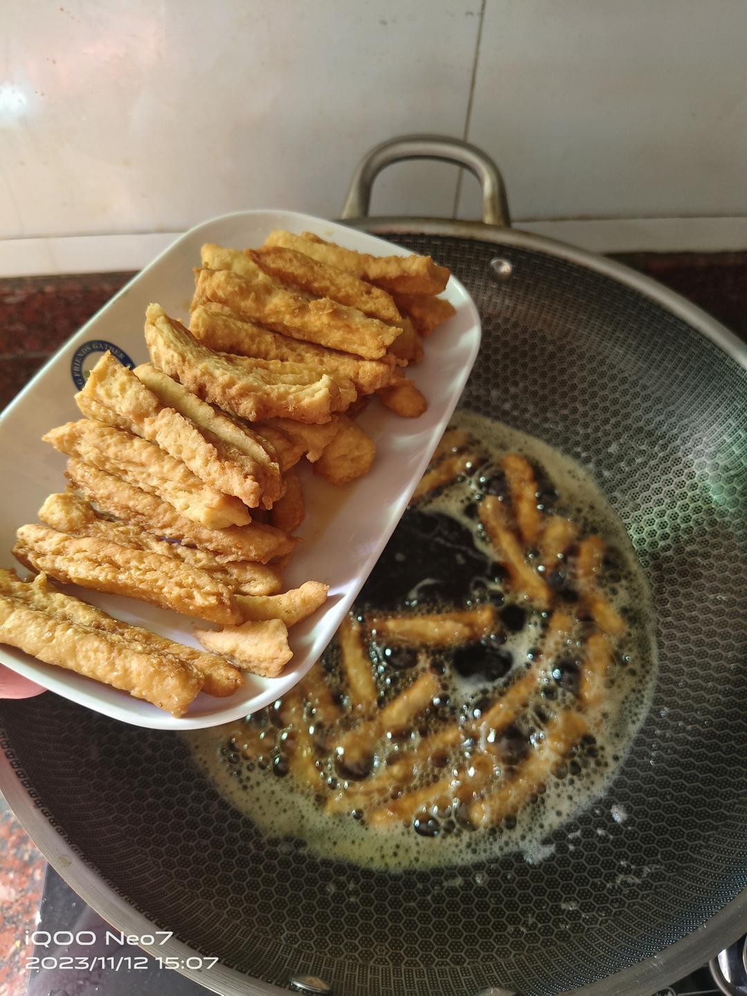 两个鸡蛋一碗面 让你轻松搞定小零食 酥脆可口 附细节视频详解