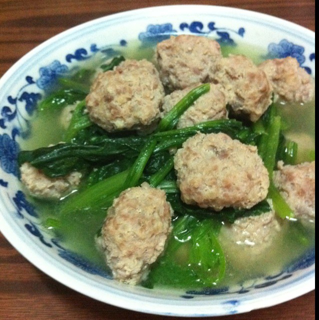 小象幽幽做的菠菜汆丸子